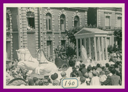 Delcampe - * Photo 12,7 X 9 Cm - Carnaval De SAUMUR - Corso Fleuri - Défilé - Char Romain - Chevaux -  Animée - Année 1950 ≈ - Saumur