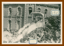Delcampe - * Photo 12,7 X 9 Cm - Carnaval De SAUMUR - Corso Fleuri - Défilé - Grand Char -  Animée - Année 1950 ≈ - Saumur