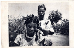 Delcampe - CAMEROUN  PETITE SEANCE DE COIFFURE AU GRAND AIR  MISSION CATHOLIQUE A YOKO - Kamerun