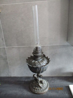 TOUTE EN  BRONZE LAMPE A PETROLE ANCIENNE TRES DECOREE SCULPTURE D' ANGELOT COMPLETE TRES BON ETAT - Luminaires & Lustres