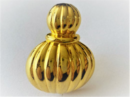 Delcampe - PINS  EN RELIEF PARFUM COSMETIQUE WELLA  / Signé Collection WELLA / 33NAT - Parfums