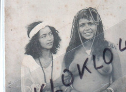 Delcampe - ALGERIE -  Mauresques - Deux Femmes Dont Une Seins Nus Avec Leur Djellaba Blanche - CPA - Frauen