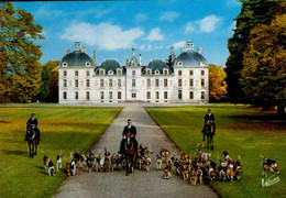 Delcampe - CHEVERNY      ( LOIR ET CHER )      LES PIQUEUX ET LA MEUTE DE L ' EQUIPAGE DE CHEVERNY DEVANT LE CHATEAU - Cheverny