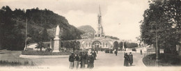 Panoramique - Lourdes - La Place De La Basilique - Clocher - Animé - Dim. 27.5/11 Cm - Carte Postale Ancienne - Lourdes