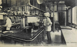 Delcampe - CPA. - [28] Eure Et Loir > CHATEAUDUN Hostellerie Du Château. Les Cuisines - Superbe Animation - TBE - Chateaudun