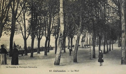 Delcampe - CPA. - [28] Eure Et Loir > CHATEAUDUN - Le Mail - Belle Animation - TBE - Chateaudun