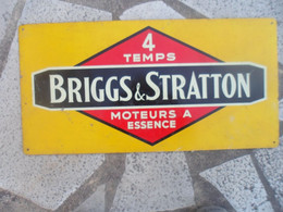 ANCIENNE Plaque De Garage Voiture En Tole  4 TEMPS BRIGGS ET STRATTON  MOTEURS A ESSENCE Dans Son Jus 25 X 50 Cm - Tin Signs (vanaf 1961)