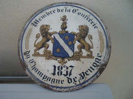 ANCIENNE Plaque En Tole Menbre De La Confrerie  Du Champagne De Venoge 1837 27.5 Cm De Diametre Pods 463 Gr - Champán & Cava