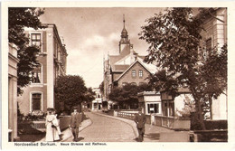Delcampe - Norseebad Insel BORKUM Friesland Neue Strasse Mit Rathaus Modische Passanten Ungelaufen - Borkum