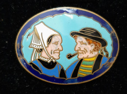 Autres Collections - Plaque De Broche Emaillée - Scène Couple De Vieux Bretons - (Coiffe Pipe) - Altri & Non Classificati