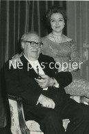 Le GUITARISTE ANDRES SEGOVIA Et Son épouse Vers 1960 Photographe FEDIA MULLER - Personalità