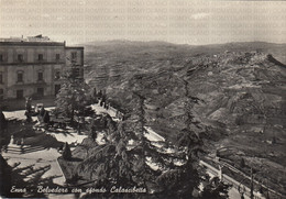 Delcampe - CARTOLINA  ENNA,SICILIA,BELVEDERE CON SFONDO CALASCIBETTA-MEMORIA,CULTURA,RELIGIONE,IMPERO ROMANO,VIAGGIATA 1957 - Enna