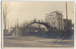 Delcampe - 1906 LE VESINET - Carte-Photo PASSERELLE De La GARE Animée - Le Vésinet