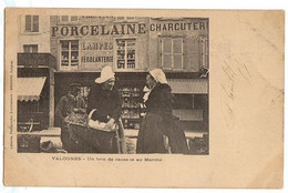 Delcampe - 1903 VALOGNES - Causette Au MARCHE Devant Magasins Porcelaine Et Charcuterie - Valognes