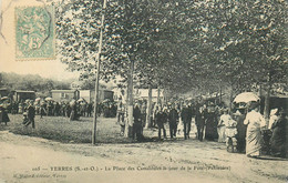 Delcampe - 91 - YERRES - La PLACE Des CAMALDULES - JOUR FÊTE PENTECÔTE - CARTE - TRES BON ETAT - Yerres