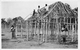 REPUBLIQUE CENTRAFRICAINE - OUBANGUI CHARI - CONSTRUCTION D'UN VILLAGE - Centrafricaine (République)