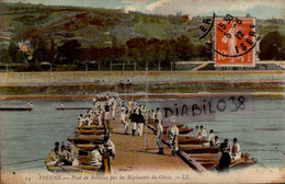 Delcampe - VIENNE      ( ISERE )    PONT DE BATEAUX PAR LES REGIMENTS DU GENIE - Manöver