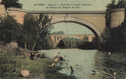 Delcampe - Lavaur * Le Pont De La Route Nationale Et Le Viaduc Du Chemin De Fer * Lavoir Laveuses * Cpa Toilée Colorisée - Lavaur