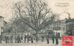 Labruguière * Le Kiosque à Musique Et Le Boulevard De La République * Villageois * Hôtel LE LION D'OR - Labruguière