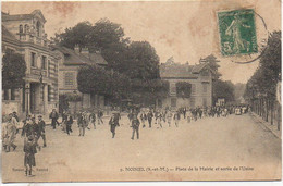 Delcampe - 77 NOISIEL  Place De La Mairie Et Sortie De L'Usine - Noisiel