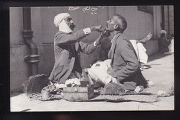 Delcampe - CP PAKISTAN KARACHI Foot Path Barber - Pakistan