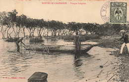 Nouvelle Calédonie - Pirogue Indigène - Edit.W.H.C. - Animé - Costume Traditionnel - Carte Postale Ancienne - Nuova Caledonia