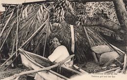 Tahiti - Tahitiene Dans Sa Case - Edit.E. Gauthier - Animé - Pirogue - Bananier - Carte Postale Ancienne - Tahiti