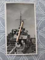 NAVIRE MILITAIRE FREGATE LA DECOUVERTE PHOTO 1948  SUR LE PONT ANTENNE DANS LE PORT DE MONACO  11.5 X 7.2 CM - Barche