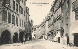 Lons Le Saunier * Rue Et Les Arcades * Cachet Au Dos Dépôt 44ème Régiment D'infanterie - Lons Le Saunier