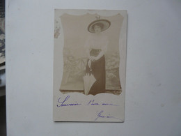 Delcampe - CARTE PHOTO - MODE : Femme à L'ombrelle - Mode