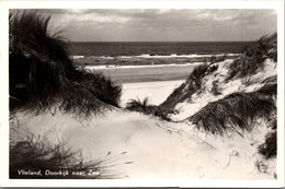 #2242 - Vlieland, Doorkijk Naar Zee 1954 (WE) - Vlieland