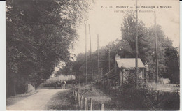 Delcampe - POISSY (78) - Le Passage à Niveau Sur La Route De Villennes - L'arrivée D'un Train - Bon état - Poissy