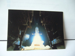 Delcampe - DECOLLAGE DE LA FUSEE EUROPEENNE ARIANE 3 SUR LE DEUXIEME  PAS DE TIR DU CENTRE SPATIAL  GUYANAIS A KOUROU CPM - Astronomie