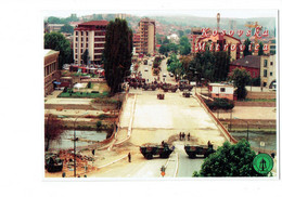 Delcampe - Cpm Militaria - Division KFOR - KOSOVO - KOSOVSKA MITROVICA - Char D'assaut (Blindé Tank) Soldat Grue - Kosovo
