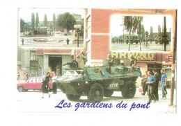 Delcampe - Cpm Militaria - Division KFOR KOSOVO - KOSOVSKA MITROVICA Char D'assaut (Blindé Tank) Soldat Grue Gardiens Du Pont Vélo - Kosovo
