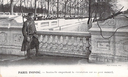 FRANCE - INONDATION DE PARIS - Sentinelle Empêchant La Circulation Sur Un Pont Menacé - Carte Postale Ancienne - La Crecida Del Sena De 1910