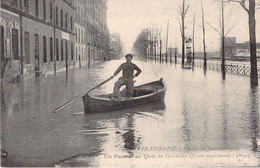 FRANCE - INONDATION DE PARIS - Un Passeur Au Quai De Grenelle - Carte Postale Ancienne - Inondations De 1910