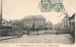 Hazebrouck * 1906 * Rue De La Clef , Passage à Niveau * Ligne Chemin De Fer Du Nord * Café Français - Hazebrouck