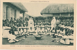 OUGANDA - JOUR DE LA 1 Er COMMUNION LES ENFANTS AUTOUR DU PLAT DE FETE CHACUN SERA SERVI SUR UNE FEUILLE (CP DE CARNET) - Ouganda