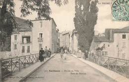 Saillans * 1906 * Entrée En Ville Par Le Pont De Rieusse * Villageois - Autres & Non Classés
