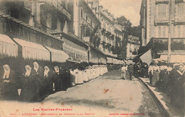 Lourdes * Procession Se Rendant à La Grotte * Défilé Dans Une Rue * Religion - Lourdes