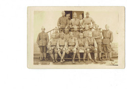Carte Photo Militaria - Soldat Uniforme - Groupe Soldats - Col N°121 - Pancarte Chambre - Characters