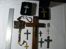 Lots De 7 Croix, Un Chapelet, Une Médaille Et Un Crucifix. - Pendenti