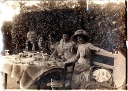 Gd Tirage Photo Albuminé Souple Original A Manger ! 3 Générations De Femmes Au Jardin à L'Heure Du Goûter Vs 1900. - Antiche (ante 1900)