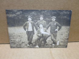 ALLEMAGNE Carte Photo Prisonniers De Guerre 1914-18 Joueur D'accordéon Cachets Au Verso - War 1914-18