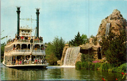 California Anaheim Disneyland The Mark Twain Steamboat Passing Cascade Peak - Anaheim