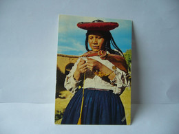 C.1420. CHINCHERO PERU  MUCHACHA INDIA HILANDO  INDIAN GIRL SPINNING CPM 1972 WHILE IN PERU FLY WITH FAUCETTE AIRLINE - Pérou