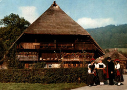 ALLEMAGNE GUTACHER TRACHTENGRUPPE VOR DEM VOGTSBAUERNHOF IM GUTACHTAL SCHWARZWALD - Gutach (Breisgau)