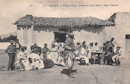 Algérie - BATNA - Village Nègre, Devant Un Café Maure, Négro Danseur - Musicien - Batna