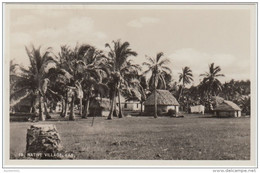 19264g FIJI - NATIVE Village - Carte Photo - Fidji